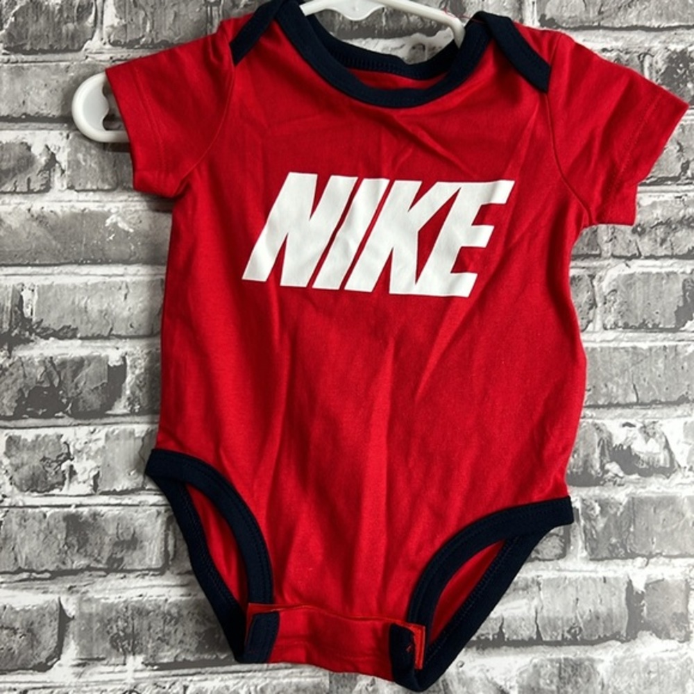 Nike - Picture 4 of 7